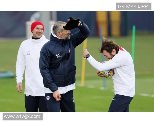 昔日足球明星重聚同框再现辉煌岁月引发球迷热议